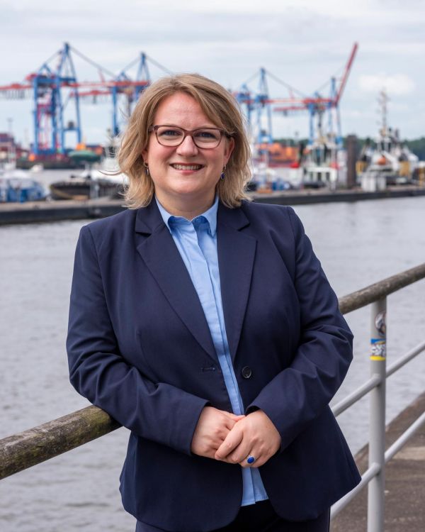 Porträt von Lisa Kohlsaat mit Hafen und Wasser im Hintergrund