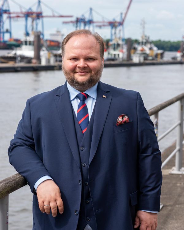 Porträt von Edvin Kohlsaat mit Hafen und Wasser im Hintergrund